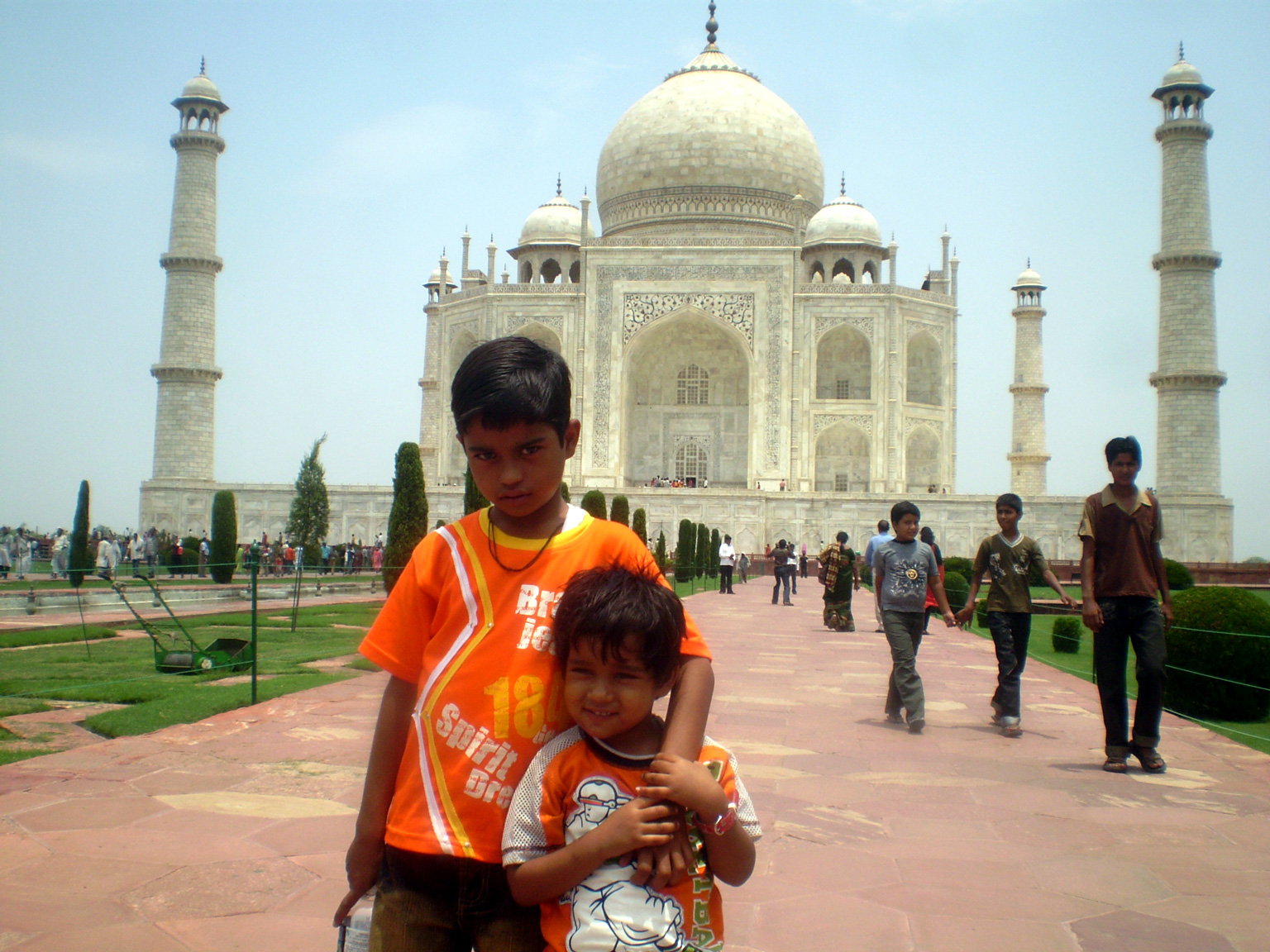 Purti e Adjay di fronte al Taj Mahal