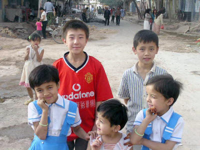 bambini nella citta vecchia di Kashgar