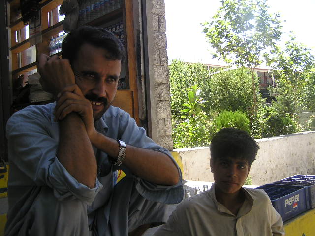 padre e figlio pakistani, in una locanfa presso Chilas
