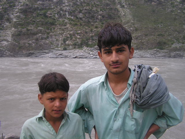 giovane e ragazzo, presso l'Indo, a Bashem