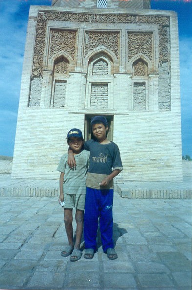 di fronte al mausoleo di Il-Arslan
