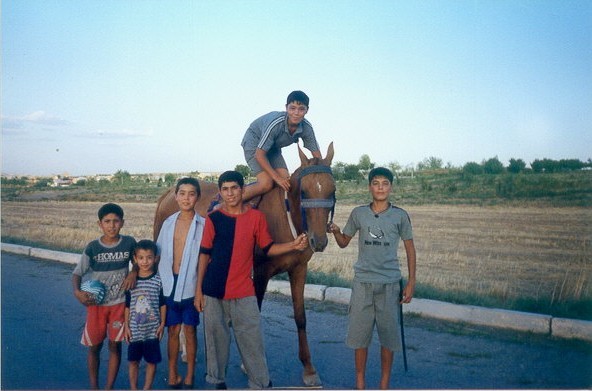 ragazzi turkmeni, all' uscita da Nisa