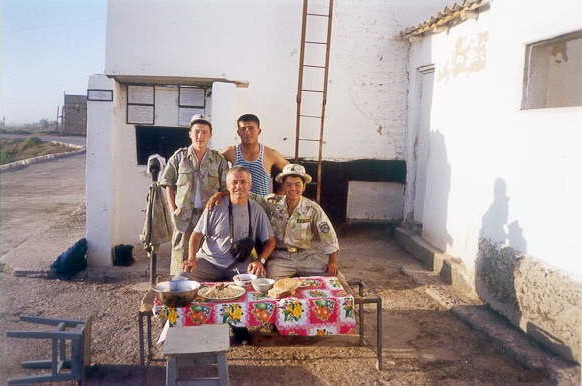 con i soldati uzbeki di guardia