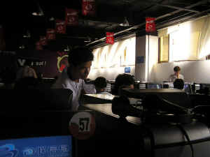 in un internet cafe, in una liberia cinese