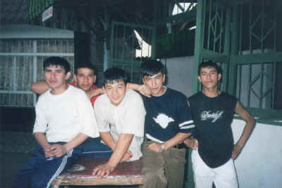 uzbekboys.JPG (147442 byte)