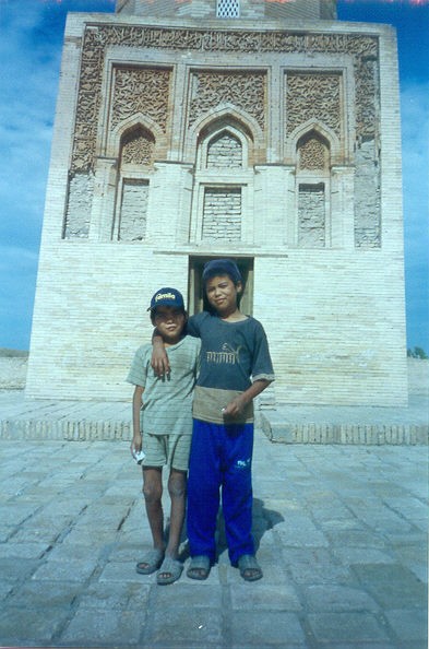 di fronte al mausoleo di Il-Arslan