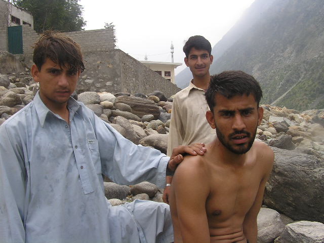 due amici, in Bashem, che si bagnano nell' Indo